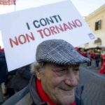 Un pensionato che protesta in piazza a Roma