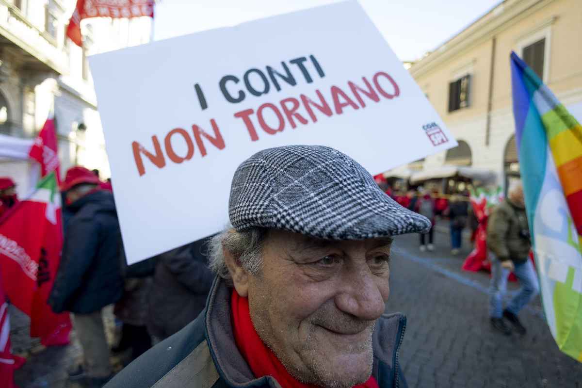 Un pensionato che protesta in piazza a Roma